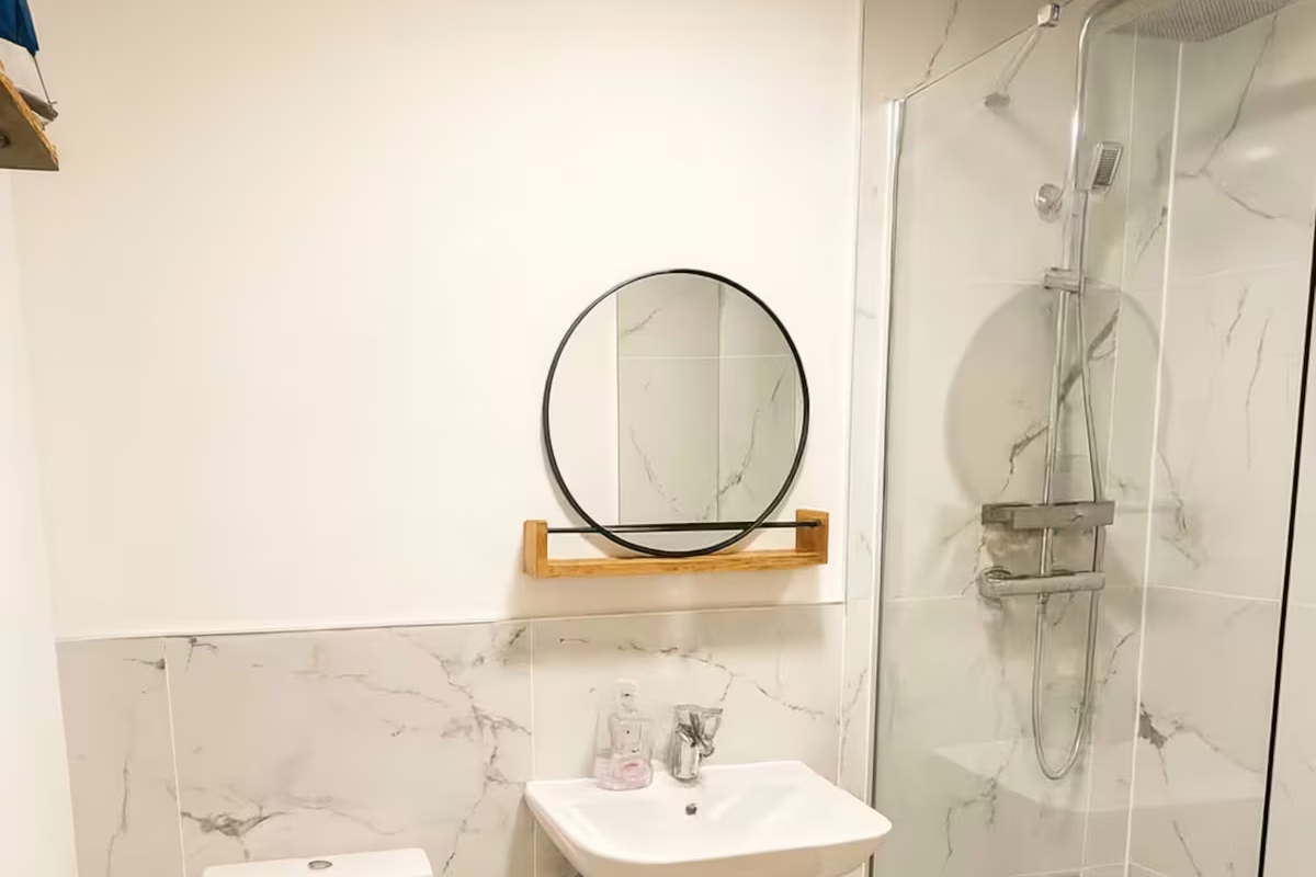 Four Degrees West – bathroom